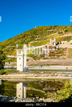 Die Maus Turm mit Burg Ehrenfels im Hintergrund. Das Rheintal, Deutschland Stockfoto