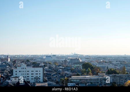 Inuyama Stadtbild, mit Nagoya Skyline im Hintergrund Stockfoto