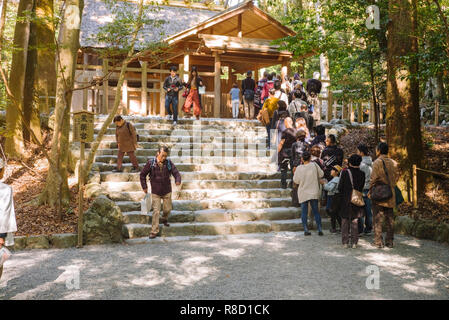 Ise Grand Schrein, Präfektur Mie, Japan: Pilger beten um an einem Schrein in der Nähe des inneren Schrein (Naiku) Stockfoto