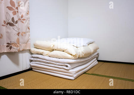 Traditionelle japanische Schlafzimmer mit Tatami-Boden und Futon-Betten