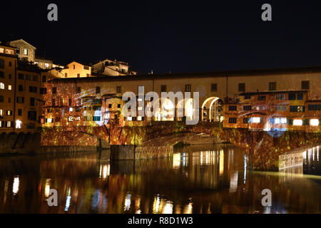 Italien, Florenz, Dezember 2018: Die berühmte Ponte Vecchio von Florenz anlässlich der F beleuchtet - Licht - Festival der Lichter mit den Meisterwerken von Stockfoto