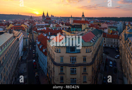 Luftaufnahme der Prager Altstadt mit erstaunlichen Sonnenuntergang Himmel Stockfoto