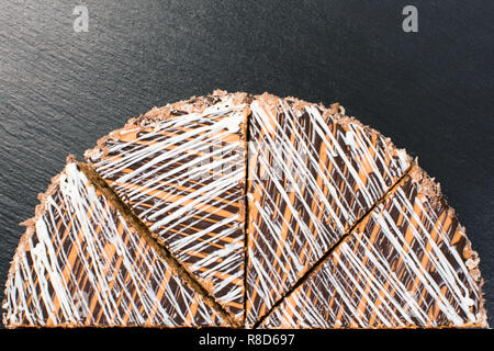 Die Hälfte der leckeren Kuchen auf einem schwarzen Hintergrund. Stockfoto