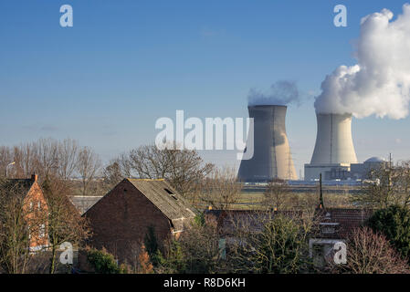 Häuser in der Nähe der Doel Atomkraftwerk/Kernkraftwerk in der Antwerpener Hafen, Flandern, Belgien Stockfoto