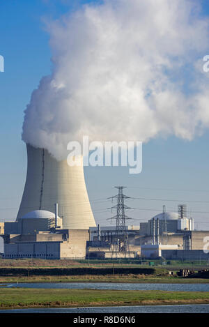 Kühlturm der Doel Atomkraftwerk/Kernkraftwerk in der Antwerpener Hafen, Flandern, Belgien Stockfoto