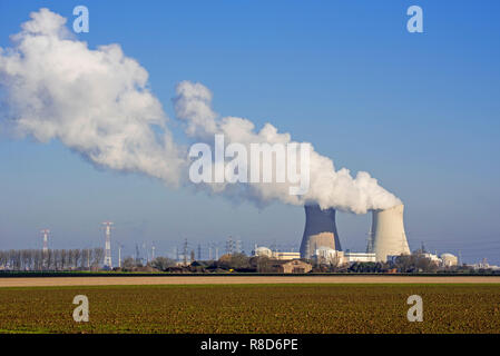 Kühltürme des Doel Atomkraftwerk/Kernkraftwerk in der Antwerpener Hafen, Flandern, Belgien Stockfoto