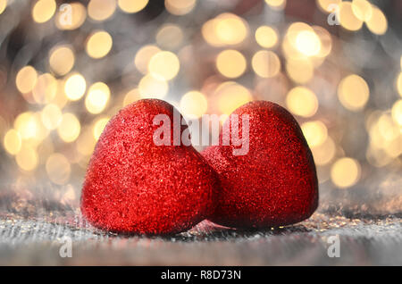 Das rote Herz Formen auf abstrakte Licht glitzern Hintergrund in Liebe Konzept für Valentines Tag Stockfoto