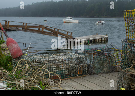 Fanggeräte an Dock, Casco Bay, Mid Coast Maine. Lobstering ist groß in Maine! Die Fischerei umfasst alle Arten von Meeresfrüchten hier und maritime Köstlichkeiten. Ferienhäuser. Stockfoto