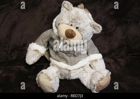 Flauschigen weißen Teddybär in Tuch gutes Geschenk im Urlaub und Geburtstag. Stockfoto