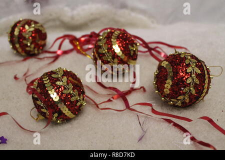 Red Shine mit Goldband Kugeln legen für die Dekoration tanne Vorbereitung auf Weihnachten und Neujahr Urlaub Stockfoto