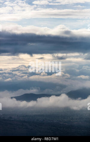 Am frühen Morgen Nebel über die Berge wie aus eine Fahrt mit einem HEISSLUFTBALLON gesehen - San Miguel de Allende, Mexiko Stockfoto