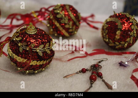 Red Shine mit Goldband Kugeln legen für die Dekoration tanne Vorbereitung auf Weihnachten und Neujahr Urlaub Stockfoto