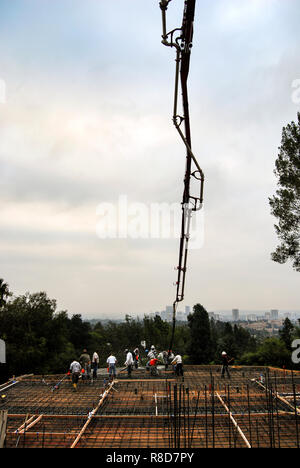 Betonpumpen auf einem neuen Hangfundament Stockfoto