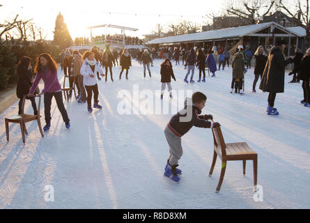 Menschen Skating und genießen auf der Eisbahn auf dem Museumsplatz am 14. Dezember 2108 In Amsterdam, Niederlande. Nach mehreren Tagen des stürmischen Regen, Stockfoto