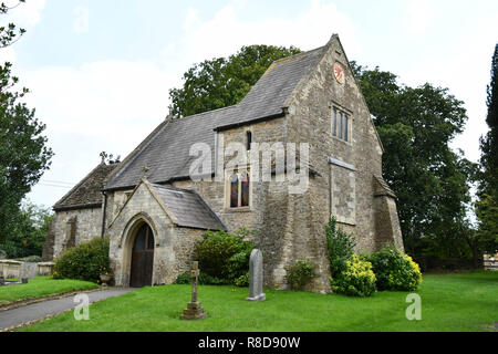 Marienkirche, 11. Jahrhundert, Anglikanische Kirche, Norman Veranda und Säulen, die West Tower ist durch diagonale Strebepfeiler unterstützt. Laverton, Somerset UK Stockfoto