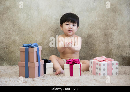 Wenig zwei süße Babys Foto. Baby Windel tragen in Weiß Schlafzimmer. 194 Stockfoto