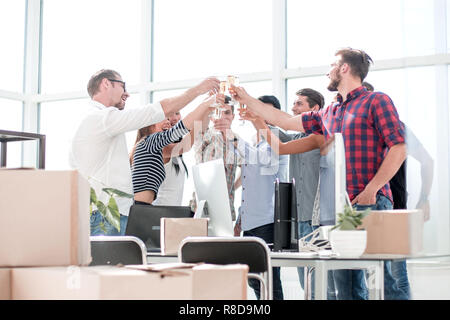Lächelnd businessteam anstoßen, Erfolg feiern im Büro Stockfoto