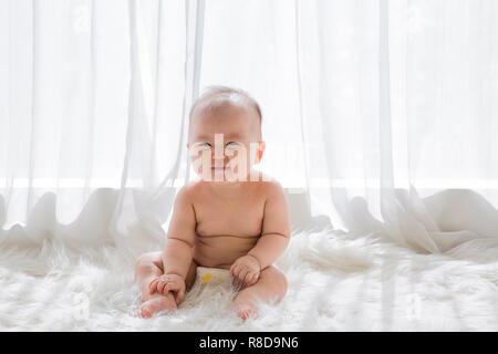 Wenig zwei süße Babys Foto. Baby Windel tragen in Weiß Schlafzimmer. 147 Stockfoto