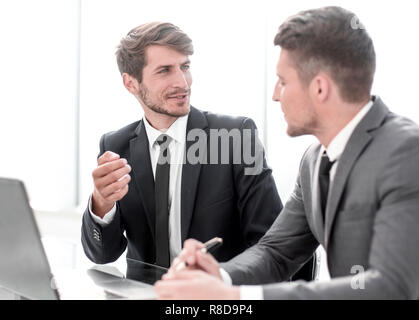Kollegen füllen wichtige Dokumente Stockfoto