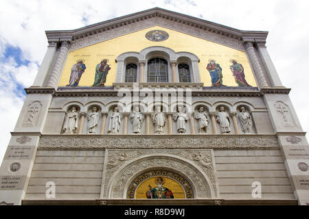 Mosaik auf die Fassade von San Spiridione Orthodoxe Kirche in Triest, Italien Stockfoto