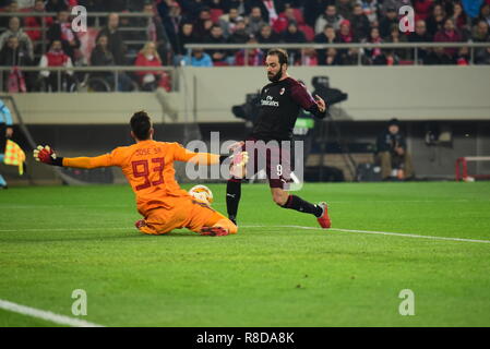 Piräus, Griechenland. 13 Dez, 2018. Speichern der Torwart von Olympiakos Piräus (Nr. 93) Jose Sa vor Gonzalo Higuain (Nr. 9) von Mailand. Credit: Dimitrios Karvountzis/Pacific Press/Alamy leben Nachrichten Stockfoto