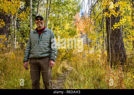 TODD LOVELL Wanderungen im Herbst Farben der Sierra Nevadas in der Nähe von Lake Tahoe - Kalifornien Stockfoto