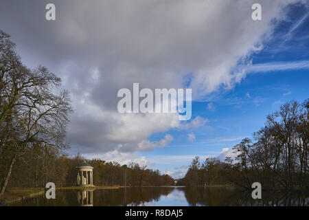 Der Apollo Tempel in der See und in der Ferne das Schloss Nymphenburg, blauer Himmel und Wolken, fühlt sich an wie ein Ölgemälde, München, Deutschland Stockfoto