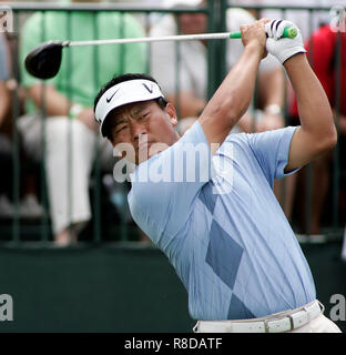 KJ Choi von Südkorea zweigt weg auf der ersten Bohrung rund zwei der Weltgolf-Meisterschaften - Ca Championship in Doral Country Club in Doral, Florida am 13. März 2009 zu starten. Stockfoto