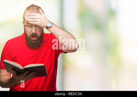 Junge hipster Mann mit Brille und lesen ein Buch über isolierte Hintergrund mit Hand betonte am Kopf, mit Scham und Überraschung Gesicht schockiert, wütend Stockfoto