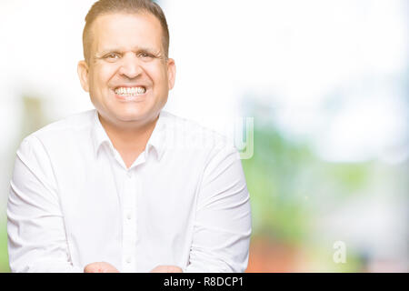 Mittleren Alter arabischen eleganten Mann über isolierte Hintergrund lächelnd mit Hände Handflächen geben oder empfangen Geste. Halt und Schutz Stockfoto