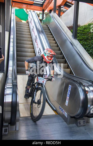 Radfahrer Touring den Track auf der elektrische Treppen in Comuna Trece während der Abfahrt Herausforderung Medellin 2018. Radfahren, statt diese Decembe Stockfoto