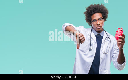 Afro-amerikanische Kardiologe Arzt Mann über isolierte Hintergrund mit Verärgerten Gesicht, negatives Vorzeichen zeigen Abneigung mit Daumen nach unten, Ablehnung Konzept Stockfoto