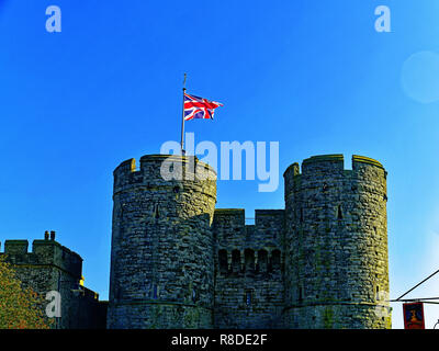 Canterbury West Gate und Stadtmauer mit union flag Stockfoto