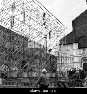 Alte Menschen und Arbeitnehmer in Piazza Maggiore, Italien Bologna. yashica mat gemacht Stockfoto