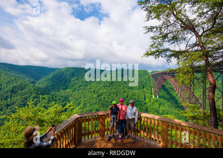 Touristische pose für Handy Kamera auf die Aussichtsplattform mit Blick auf die New River Gorge und die New River Gorge Bridge in New River National Park. Stockfoto