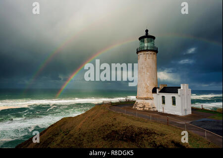 Double Rainbow steht in der stürmischen regnerischen Himmel über North Head Leuchtturm an der Mündung des Columbia River und den Pazifischen Ozean in IIwaco, Wa Stockfoto