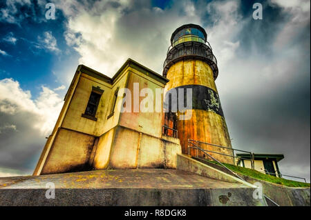 Nahaufnahme des Kap Enttäuschung Leuchtturm in IIwaco, Washington unter dramatischen Himmel. Es zuerst gezeigt ist es im Jahr 1856 Licht an der Spitze des konisch zu Stockfoto