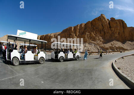 Luxor, Ägypten - November 13, 2006: Einige Busse auf dem Weg zum Tal der Könige in Ägypten Stockfoto