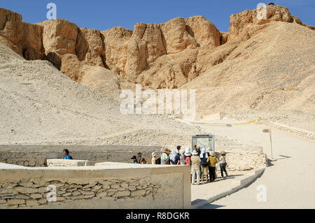 Luxor, Ägypten - November 13. 2006: Touristen im Tal der Könige in der Nähe von Luxor. Reisen in Ägypten, berühmten Ägyptischen Sehenswürdigkeiten. Die archäologische Forschung in t Stockfoto