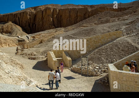 Luxor, Ägypten - November 13. 2006: Blick über das Tal der Könige in der Nähe von Luxor. Reisen in Ägypten, berühmten Ägyptischen Sehenswürdigkeiten. Die archäologische Forschung in der Stockfoto