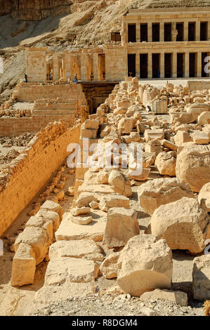 Luxor, Ägypten - November 13. 2006: Hatchepsut Tempel Ruinen in der Nähe von Luxor Nil. Ägypten Stockfoto