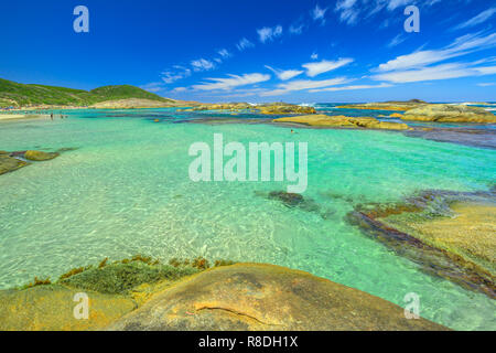 Die malerische Landschaft der Ruhe, türkisblauen Wasser der Grünen Pool in William Bay National Park, Dänemark, Western Australia. Kopieren Sie Platz. Blauer Himmel, sonnigen Tag. Beliebtes Reiseziel in Australien. Stockfoto