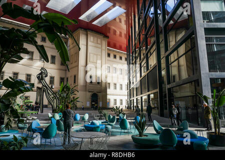 Moderne Erweiterung vom französischen Architekten Jean Nouvel, Museo Nacional Centro de Arte Reina Sofía, Madrid, Spanien Stockfoto