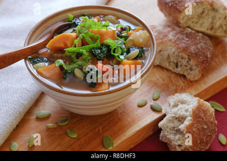 Süßkartoffel vegetarische Suppe in Keramik Schüssel mit Brot Stockfoto