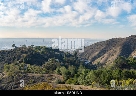 Anzeigen von Los Angeles durch die Hügel von Hollywood. Die Stadt LA. Hollywood Bowl. Warmen sonnigen Tag. Schöne Wolken im blauen Himmel. 101 Autobahn Verkehr Stockfoto