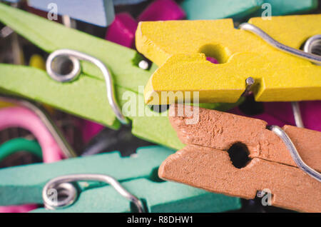 Ein Haufen Farbe Holz Wäscheklammern Stockfoto