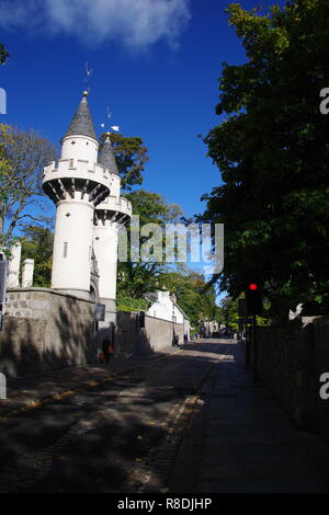 Powis Gate Towers, weißen Minarett gewölbten Wahrzeichen. An einem sonnigen Herbsttag vor blauem Himmel. Kings College, Universität Aberdeen, Schottland, Großbritannien. Stockfoto