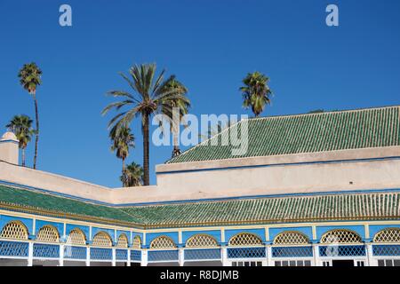 Schöne Kombination aus Blau und Grün; eine pam-Baum und Fliesen- marokkanischen Dach gegen ein markantes Tief blauem Himmel Stockfoto