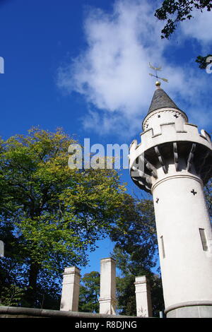 Powis Gate Towers, weißen Minarett gewölbten Wahrzeichen. An einem sonnigen Herbsttag vor blauem Himmel. Kings College, Universität Aberdeen, Schottland, Großbritannien. Stockfoto