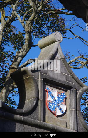 Powis Gate Towers, weißen Minarett gewölbten Wahrzeichen. An einem sonnigen Herbsttag vor blauem Himmel. Kings College, Universität Aberdeen, Schottland, Großbritannien. Stockfoto